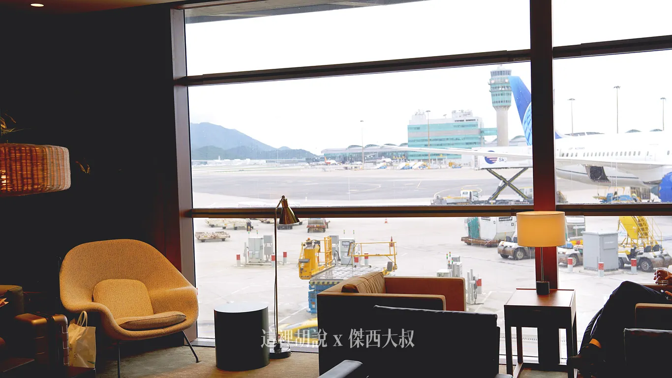 一樣有著大片落地玻璃,是國泰香港機場貴賓室,可以好好欣賞飛機的貴賓室