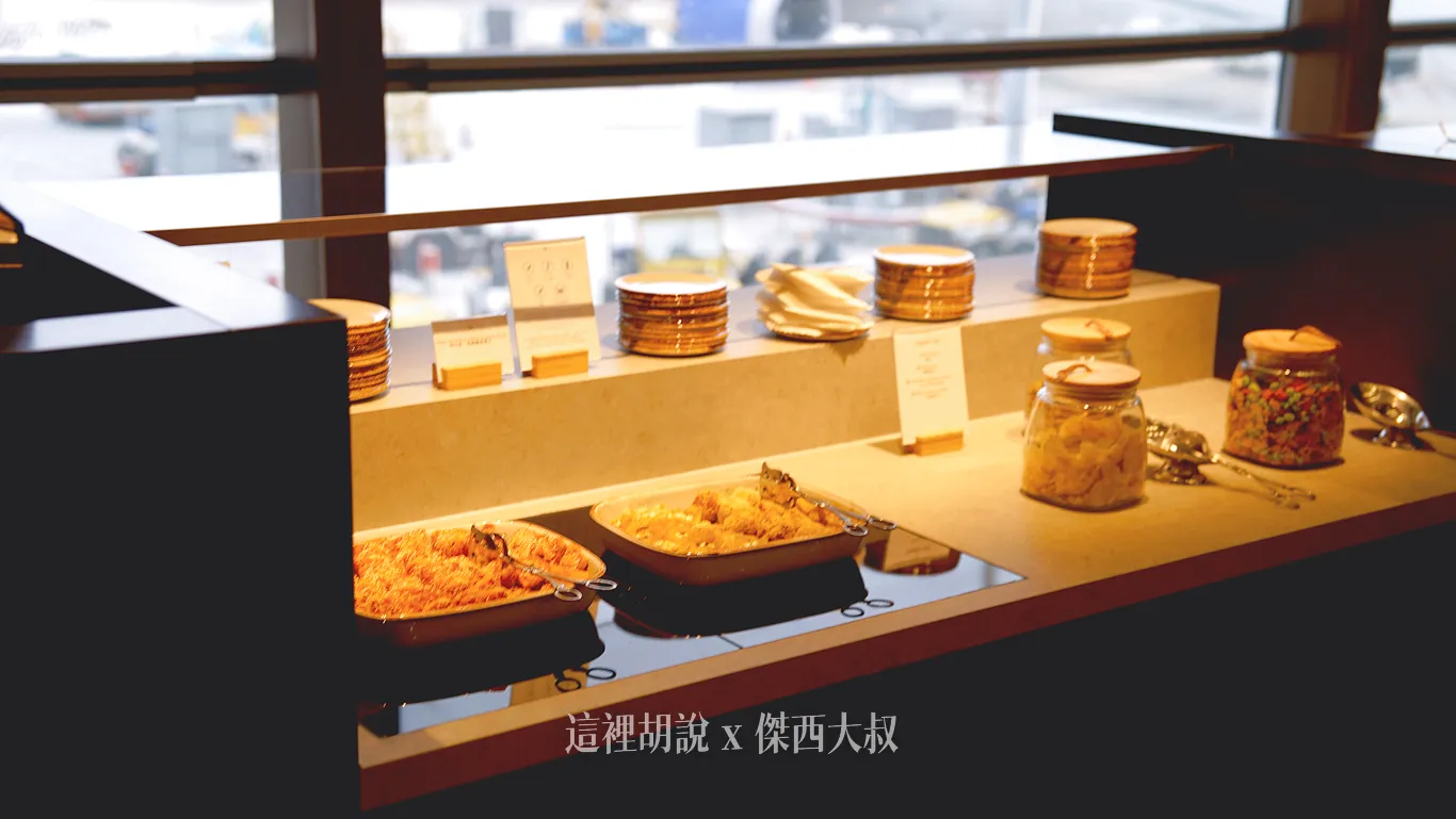 一旁還有提供簡單的茶點