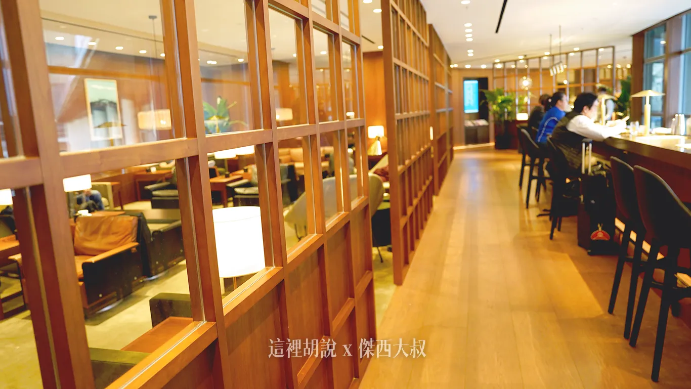 位於吧台後方的另外一個沙發休息區