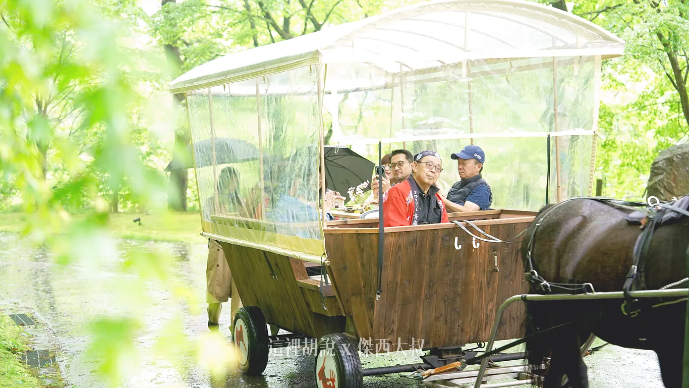 可以搭乘馬車環繞後面的公園一圈