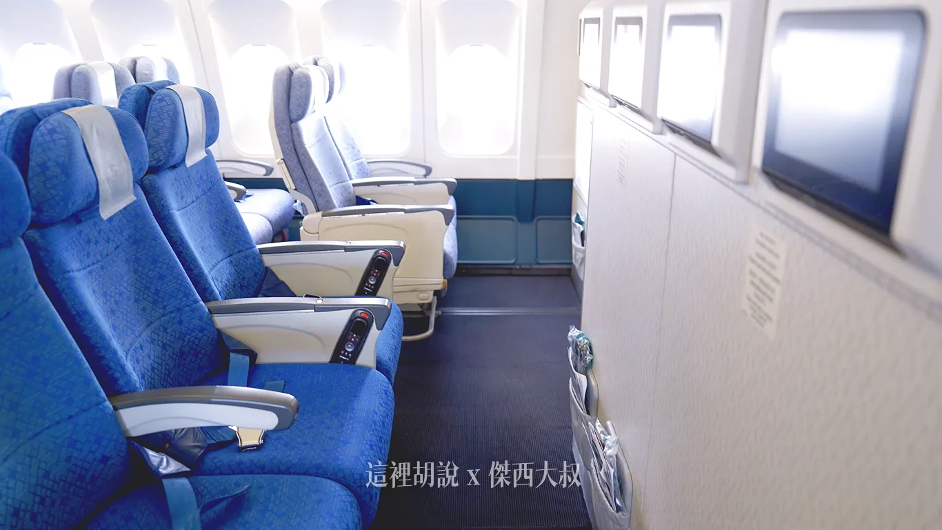 因為餐桌以及遙控器設置在此,所以座位的寬度會稍稍窄一點,但前後的空間會比較大