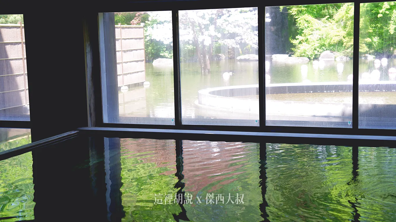 室內浴池有著大片的落地窗