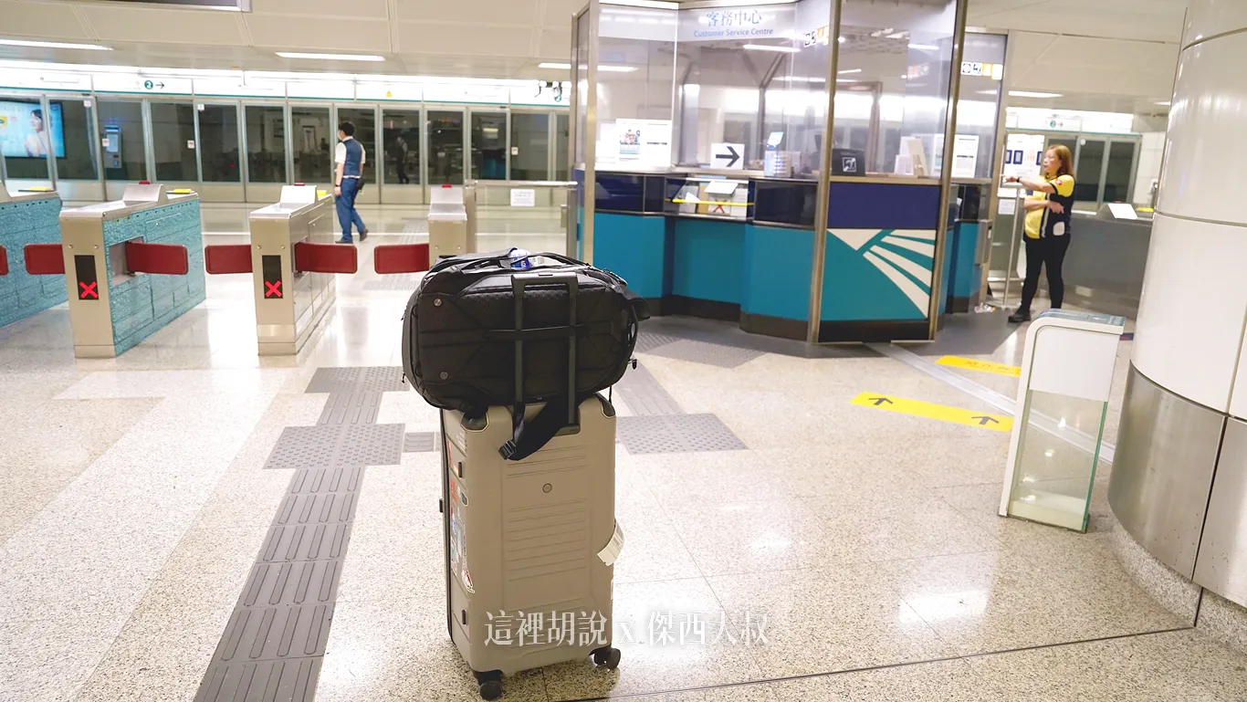 一下車離開閘口旁邊的機場快線的櫃臺,就是寄物櫃臺