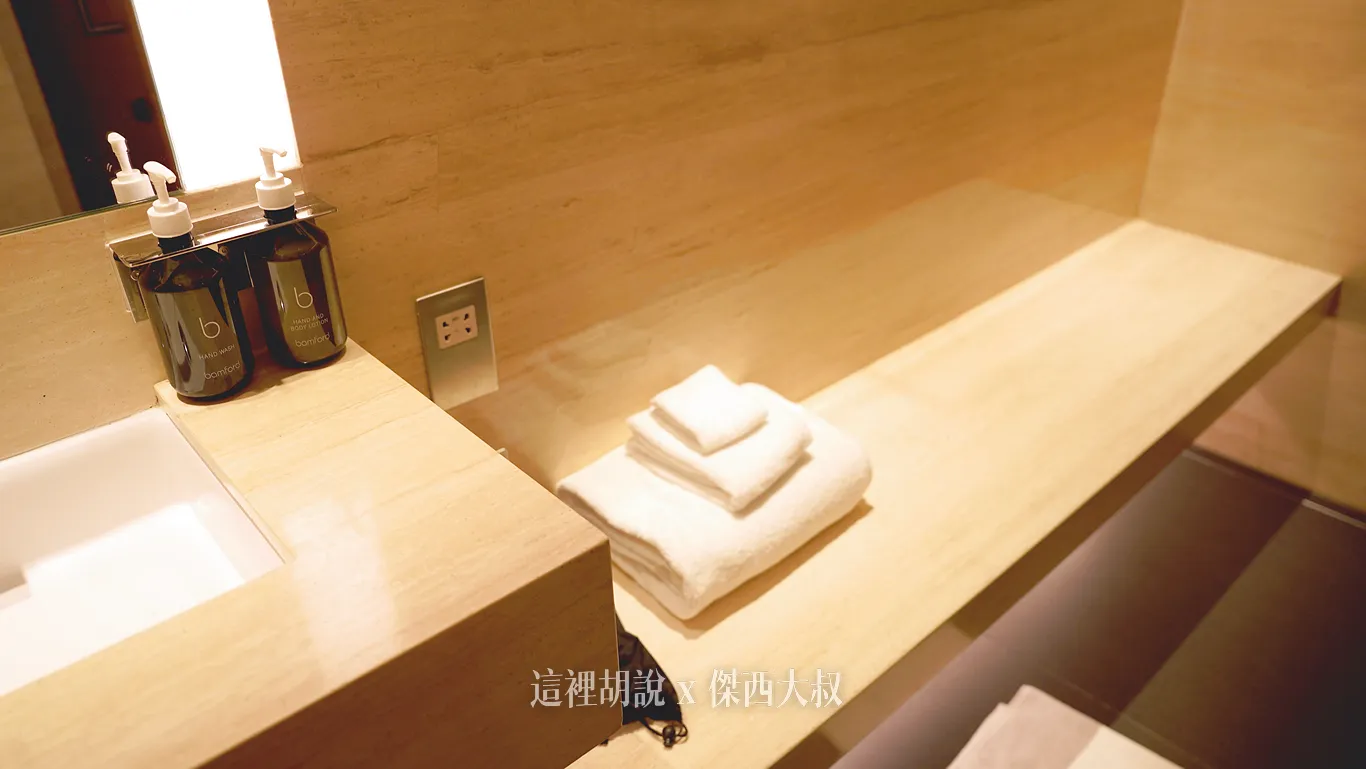 一旁則是置物空間