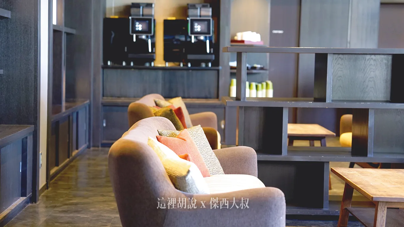 大廳區域有免費的咖啡隨時來此休憩(提供到晚上十一點)