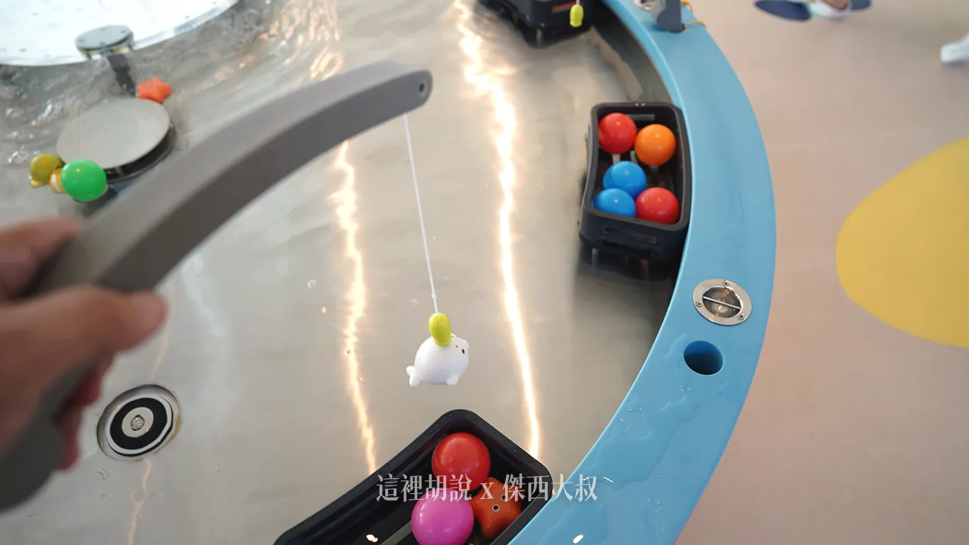 另外還設置了各種不同的水中玩具 另外還設置了各種不同的水中玩具