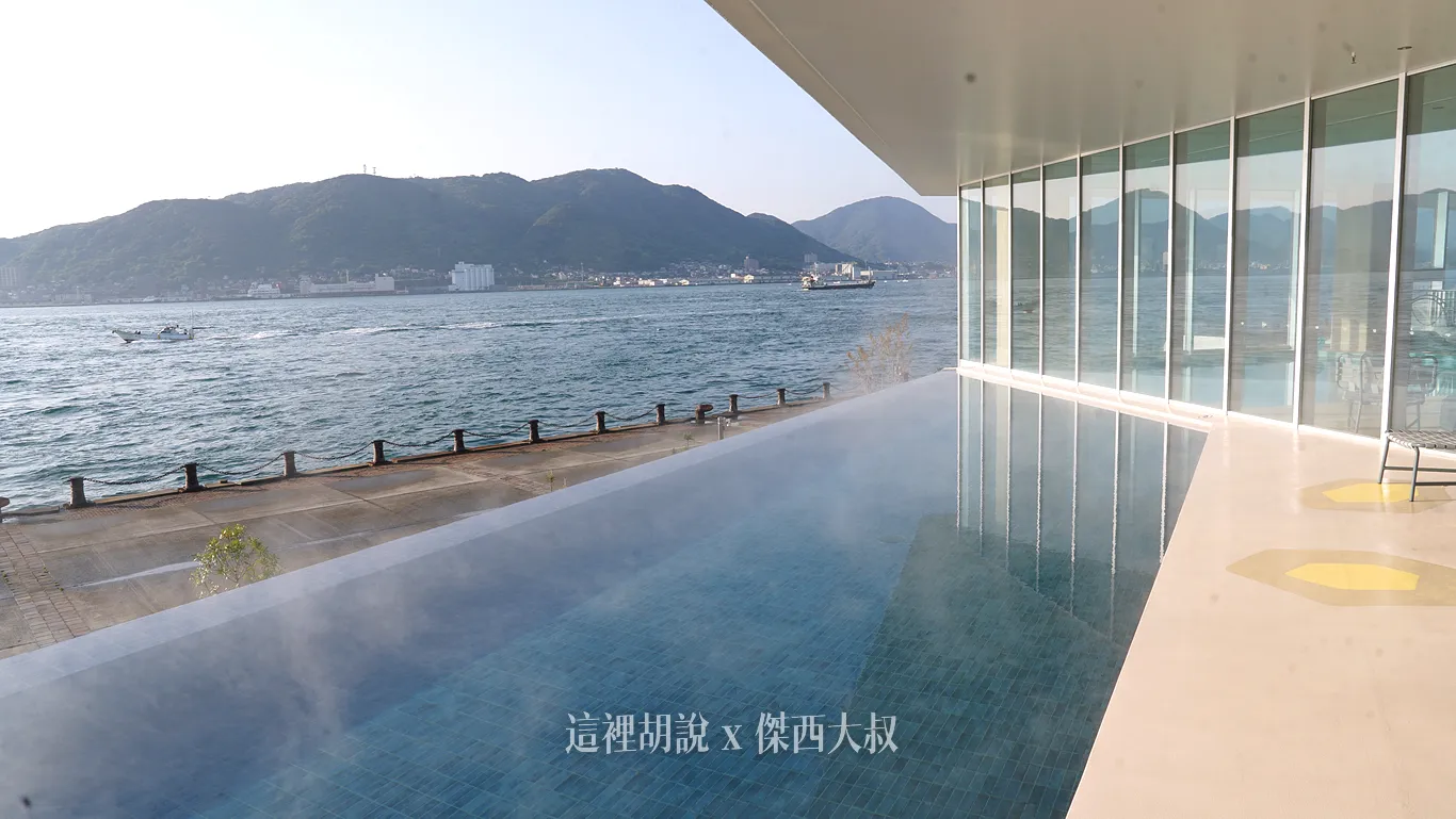 這個無邊際泳池溫度蠻高的,可以算是溫泉,透過自然湧出的海水,在這個泳池還可以享受海天一線的風景 這個無邊際泳池溫度蠻高的,可以算是溫泉,透過自然湧出的海水,在這個泳池還可以享受海天一線的風景