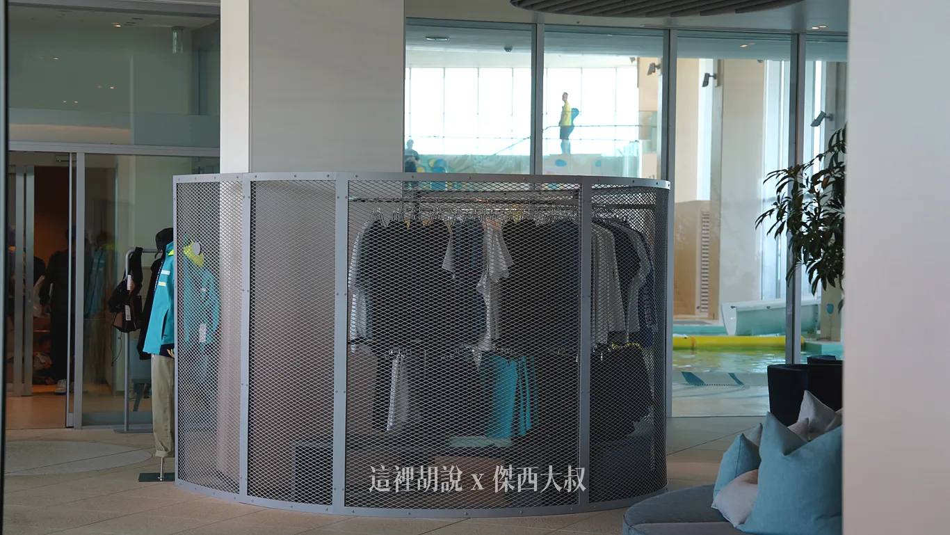 游泳池的入口還有販售泳衣 游泳池的入口還有販售泳衣
